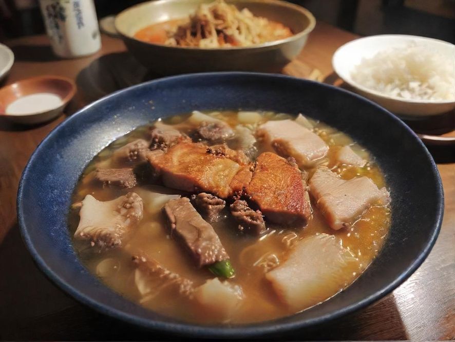 湛江夜市热闹非凡，各色美食摊位灯火通明，食客们穿梭其间，享受着地道的市井美味。